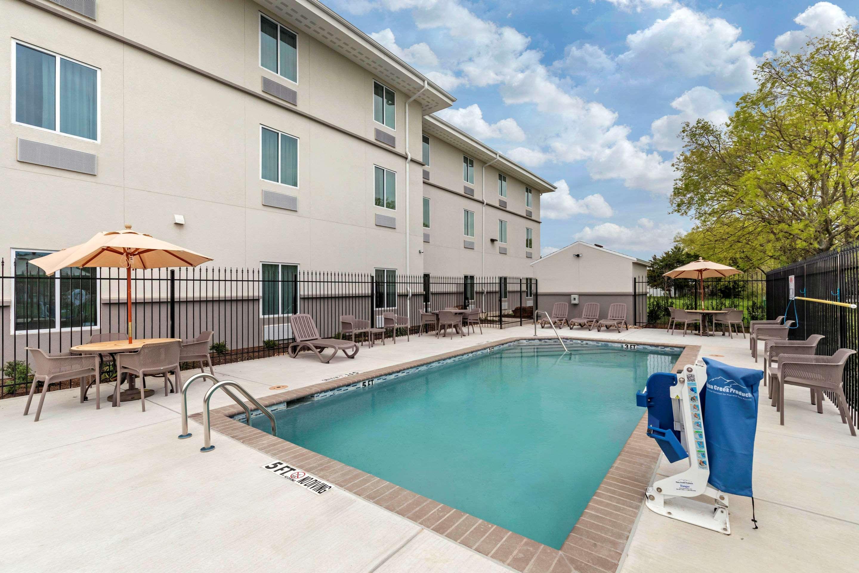 Mainstay Suites Lancaster Dallas South Экстерьер фото