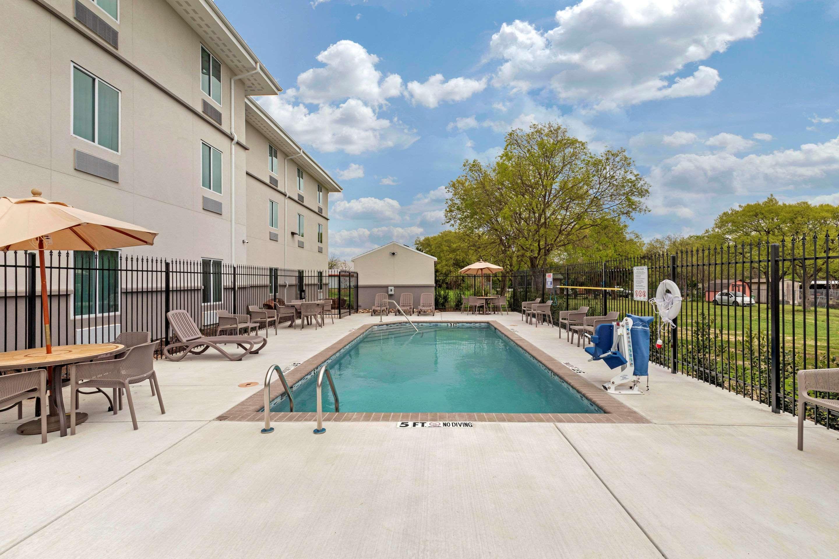 Mainstay Suites Lancaster Dallas South Экстерьер фото